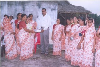 getting-memento-from-self-help-group-members-after-giving-health-awerness-speech-2006